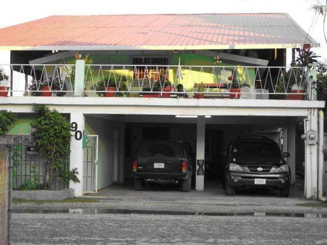 The Red Hut Inn เบลีซซิตี้ ภายนอก รูปภาพ